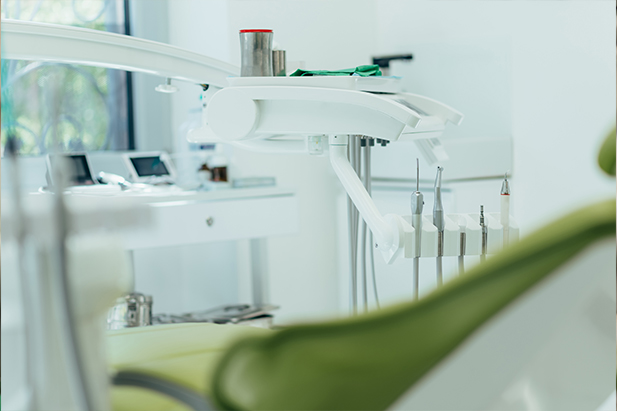 A dental chair that have a tools is shown in the dental clinic in Faisalabad.